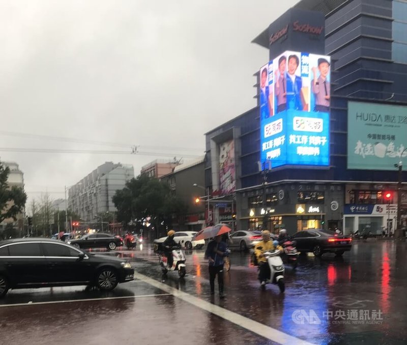 北京近日降下暴雨，全市多個路段積水。圖為東城區一處十字路口。中央社記者周慧盈北京攝  112年7月31日