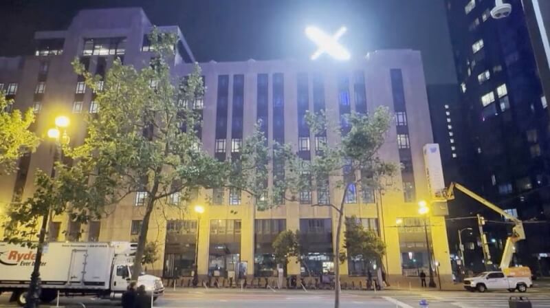 馬斯克日前將Twitter更名為X，其位於美國加州舊金山的總部頂樓已裝上一個巨大、閃閃發光的新Logo。（REUTERS TV/via 路透社）