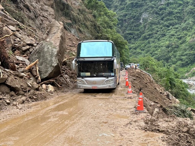 台8線中橫公路受日前颱風杜蘇芮外圍環流影響，多處坍方落石，大禹嶺至太魯閣沿線多路段8月進行施工交通管制。圖為台8線179.5k溪畔災害路段。（公路總局第四區養護工程處提供）中央社記者李先鳳傳真  112年8月1日