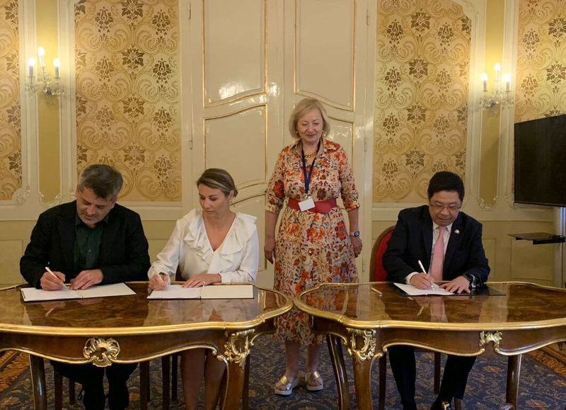 駐斯洛伐克代表李南陽（右）在斯洛伐克總理顧問團主席柯胡提克瓦（Elena Kohutikova）（右2）見證下，代表政府與「開始社會基金會」及「龐迪斯基金會」共同簽署合約。（外交部提供）中央社記者黃雅詩傳真，112年8月1日