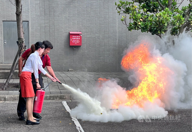 台灣高鐵招募實習生，1日進行消防滅火與急救實習課程。實習生在消防隊員指導下，演練車廂失火時操作滅火器滅火。中央社記者葉臻攝  112年8月1日