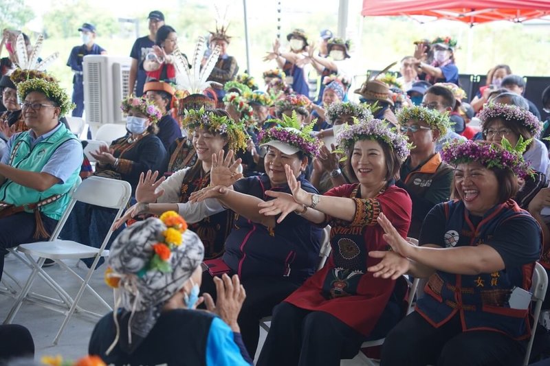 屏東縣原住民族長照服務研發中心1日正式啟用,縣長周春米(紅衣者)出席揭牌典禮,並與文化健康站長輩大跳「花朵舞」,場面溫馨熱鬧。(屏東縣政府提供)中央社記者李卉婷傳真 112年8月1日