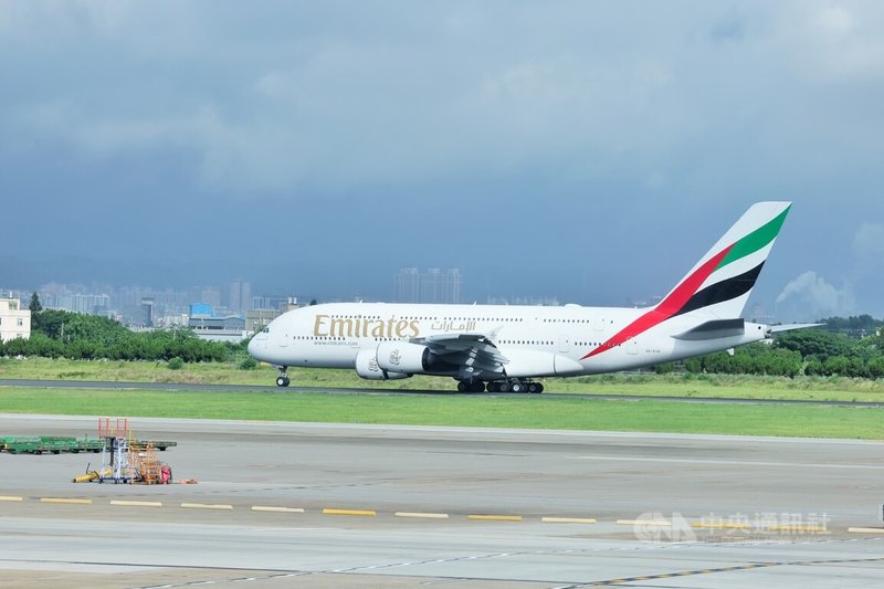 阿聯酋航空公司2020年3月因COVID-19（2019冠狀病毒疾病）疫情影響，暫停杜拜–台北航線，雖同年6月起陸續恢復飛行班次，但由波音777客機執飛，至1日才重新讓空中巴士A380旗艦客機以雙艙配置重啟在台服務。中央社記者吳睿騏桃園機場攝  112年8月1日