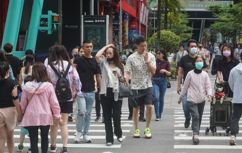 圖為台北市信義商圈人潮。（中央社檔案照片）