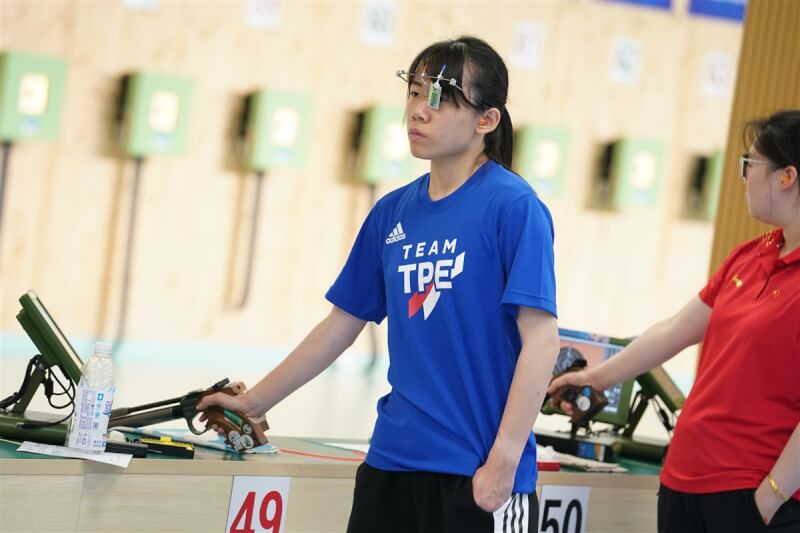 台灣女子射擊好手陳俞如（中）1日在世大運25公尺手槍快射的最後一輪意外失常，無緣晉級決賽。（大專體總提供）
