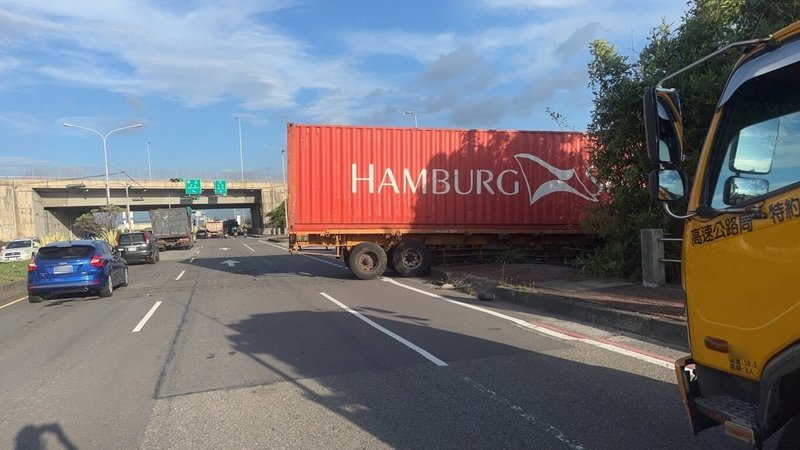 一輛曳引車7月31日行經國道3號竹南交流道南下出口，直接橫跨中央分隔島，衝進對向車道的農田中，65歲吳姓駕駛頭部受創送醫。（民眾提供）中央社記者管瑞平傳真  112年8月1日