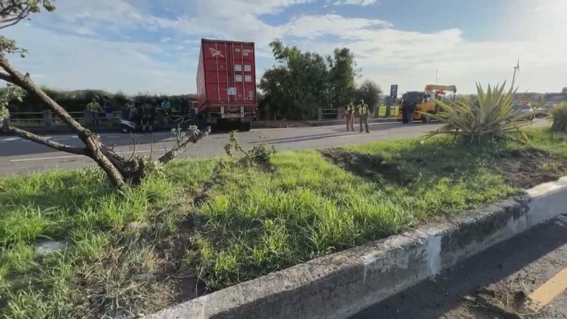 國道3號竹南交流道南下出口處7月31日發生車禍事故，一輛曳引車不明原因越過中央分隔島，幾乎整輛車衝進對向農田中。（民眾提供）中央社記者管瑞平傳真  112年8月1日