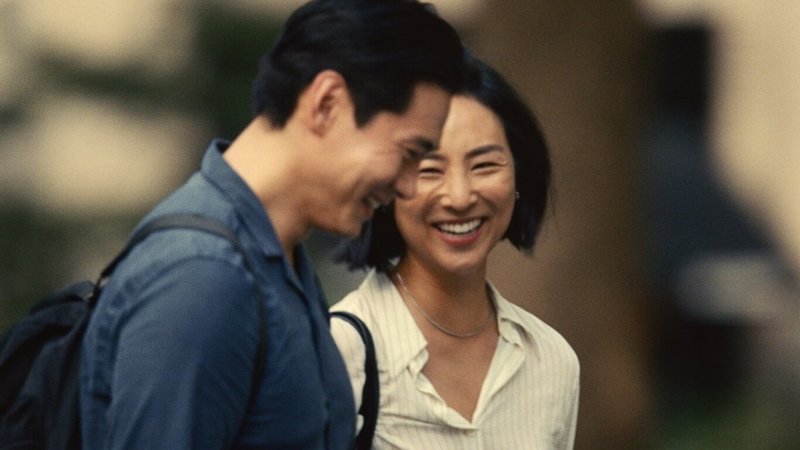 演員劉台午（左）、葛麗塔李（右）在電影「之前的我們」中飾演從小在首爾長大的青梅竹馬，2人在20年後的紐約街頭相遇，展開對命運、愛情和人生的抉擇。（車庫娛樂提供）中央社記者王心妤傳真  112年8月1日