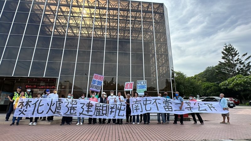 台中市政府1日召開南屯文山焚化廠汰舊換新BOT案公聽會，民進黨市議員何文海（持麥克風者）率領鄉親拉白布條抗議，反對市府未進行環境評估即要在人口集中處新建焚化爐。（台中市議員何文海提供）中央社記者郝雪卿傳真  112年8月1日