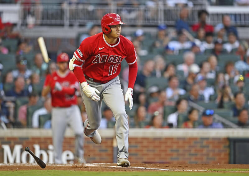 大谷翔平（前）再獲美聯單週MVP，是本季第3次、生涯第7次獲獎，再創個人保持的日籍球員新高。（共同社）