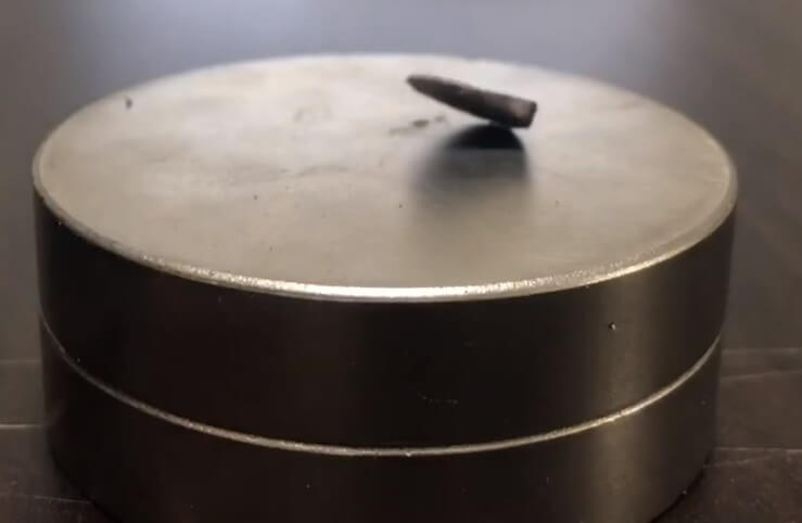 超導體LK-99在室溫下展現抗磁性。圖翻攝於論文協作者發布在ScienceCast上的影片。（圖取自ScienceCast網頁sciencecast.org）