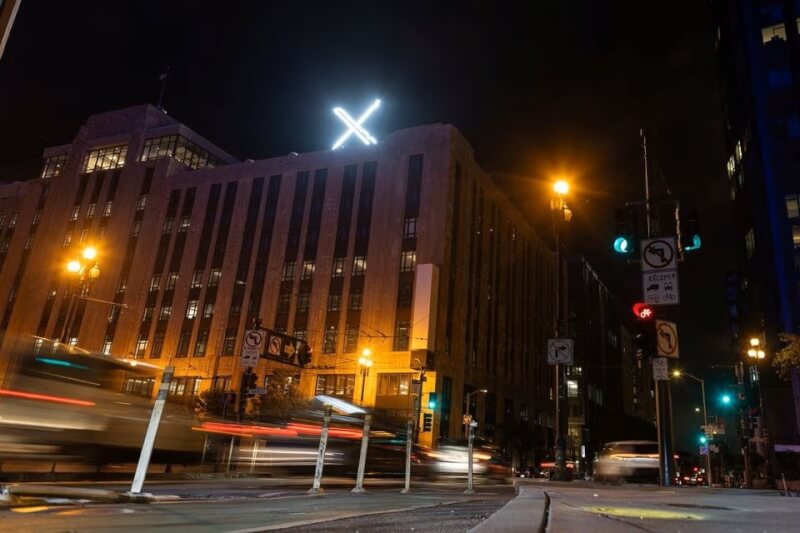 馬斯克的社群媒體公司更名為X後，在美國加州舊金山的總部頂樓架起新招牌，不僅挨批擾民，還遭市府官員調查，公司1日已動手拆除。（路透社）