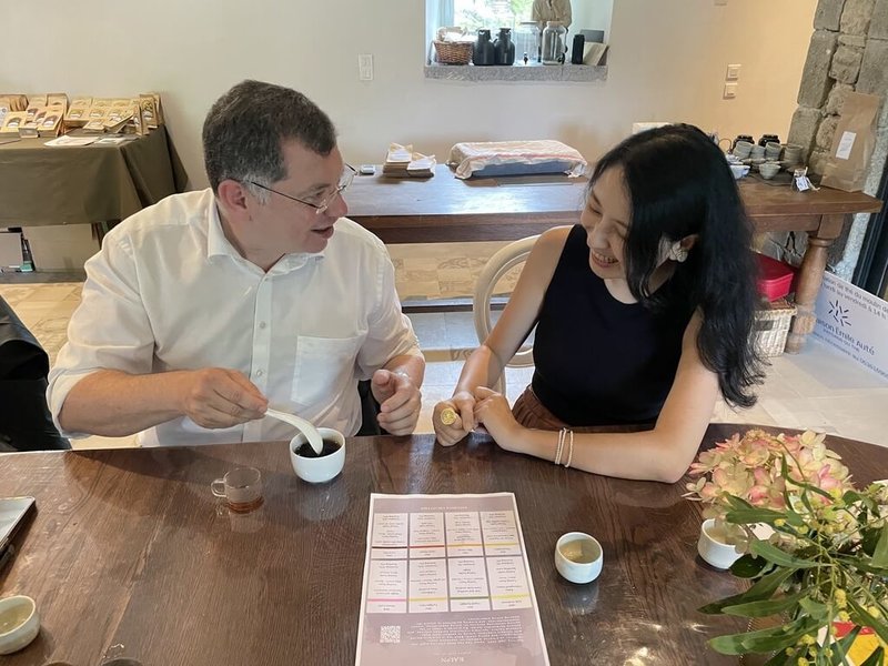 布列塔尼摩萊市魏爾莫市長(左)7月27日品嚐三款用當地茶葉結合台灣技術製造的開蘭茶,謝心怡(右)引導對台灣茶葉興趣極高的魏爾莫以乾湯匙背粗糙處聞香, 市長幽默詢問「台灣湯匙都這麼粗糙嗎?」(謝心怡提供)中央社記者曾婷瑄巴黎傳真112年8月2日