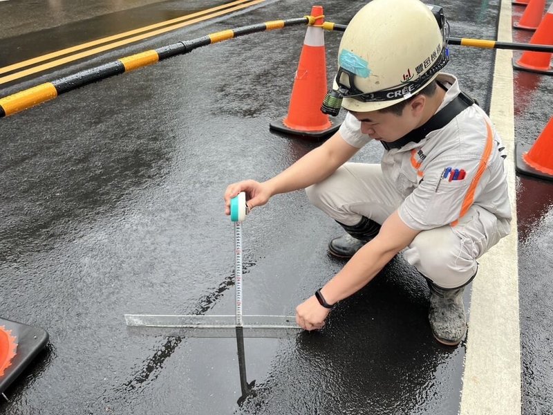 鄰竹北市天坑道路，豐邑建設因公單位檢測附近道路結果地質狀態穩定，進行受損道路勝利二路修復後，被發現有凹陷0.6公分，竹縣府2日說，目前以三角錐圈圍警示，下午將進行現勘。豐邑建設說，在獲報勝利二路出現疑似凹陷時，立即派員前往勘查，在凹陷處最大下陷值約0.6公分。（豐邑建設提供）中央社記者郭宣彣傳真 112年8月2日