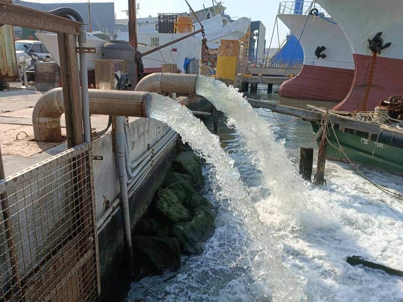 高雄地區2日適逢大潮，一早旗津市區因海水倒灌遭淹，市府啟動抽水機協助排水，上午9時後積水陸續消退。（高雄市水利局提供）中央社記者蔡孟妤傳真  112年8月2日