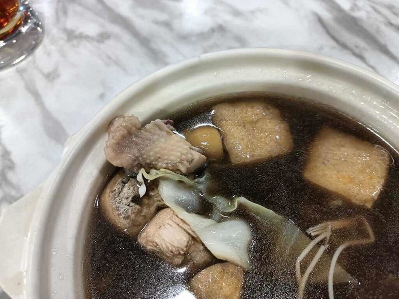 馬來西亞肉骨茶有多元口味，雞骨茶（圖）也同樣受到觀光客喜愛。（淡江大學東南亞史研究室提供）中央社記者黃自強吉隆坡傳真  112年8月2日