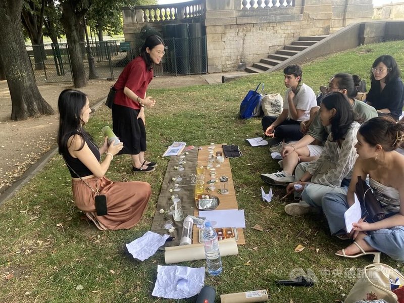 謝心怡(左1)7月20日在巴黎傷兵院前方草坪舉行茶葉推廣會,開放國際友人與台灣僑胞參與,並與藝術家合作,以互動方式品茶、分享。謝心怡也在現場展示冷凍空運茶原料Jade Ambrosia神之水。中央社記者曾婷瑄巴黎攝112年8月2日