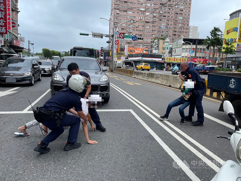 新北市五股區2日發生男子當街遭人持刀砍傷案，警方獲報展開圍捕追緝，中午循線在淡水區民生路與民權路口，逮捕騎機車逃逸的2名犯嫌，全案擴大偵辦中。（翻攝照片）中央社記者王鴻國傳真  112年8月2日