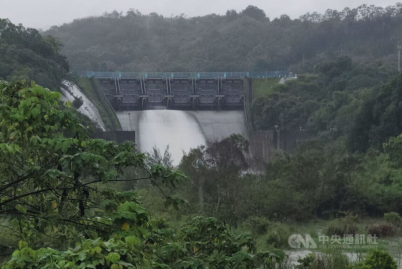 颱風卡努持續逼近，苗栗縣2日出現間歇性大雨，農業部農田水利署苗栗管理處副處長翁志成表示，因應颱風外圍環流影響，並考量明德水庫已逼近滿水位，蓄水率近99%，下午2時起進行預防性洩洪。中央社記者管瑞平攝 112年8月2日