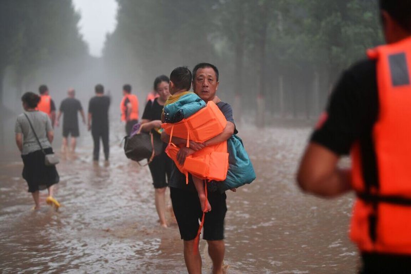 中國河北保定涿州汛情嚴峻，有些被洪澇困住的民眾表示已經停水停電3天並且斷糧。圖為受困人員陸續被救出。（中新社提供）中央社  112年8月2日