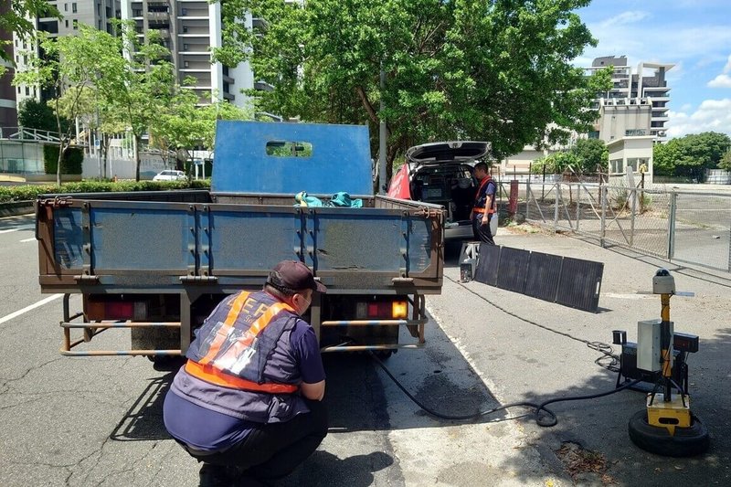 台北市環保局2日指出，每年執行超過200場次路邊攔查烏賊車作業，都由汽油發電機供應電力，今年特別導入可撓式太陽能板，結合儲能設備進行稽查，讓檢測所需用電能自給自足，持續為2050淨零排放貢獻。（台北市環保局提供）中央社記者劉建邦傳真  112年8月2日