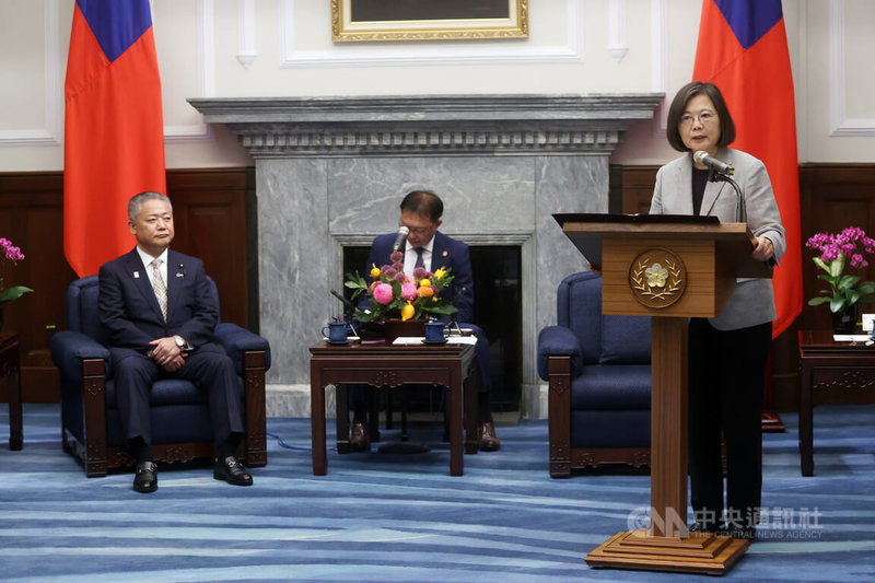 總統蔡英文（右）2日接見「日本維新會．中華民國（台灣）友好研討會」訪團成員時表示，台灣有能力和意願為區域繁榮發展做出貢獻，期盼與會貴賓在日本國會發揮影響力，支持台灣加入CPTPP。中央社記者鄭傑文攝  112年8月2日