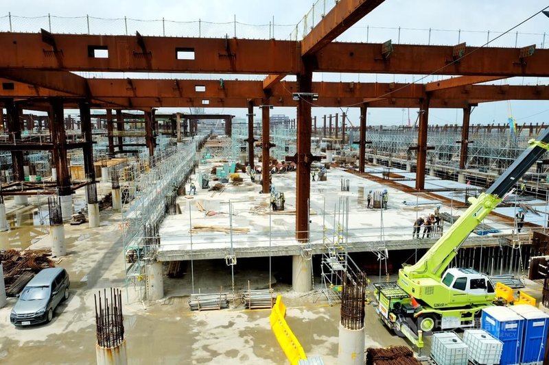 圖為桃園國際機場第3航站建設計畫進行主體航廈工區首支屋頂結構巨柱組立作業。（中央社檔案照片）