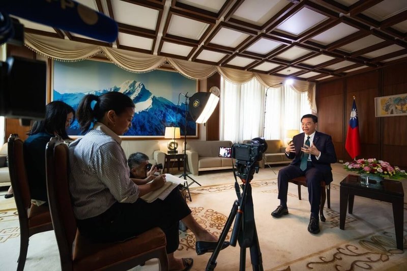 外交部長吳釗燮（右）接受法國法新社專訪，談話內容以「台灣外長稱台海衝突將造成災難性後果」為題刊出。（外交部提供）中央社記者黃雅詩傳真 112年8月2日