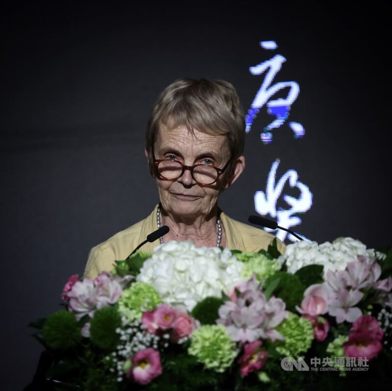 唐獎法治獎得主雪柔．頌德絲（Cheryl Saunders）2日在台北以「比較憲法待解之謎」為題發表演說。中央社記者王飛華攝 112年8月2日