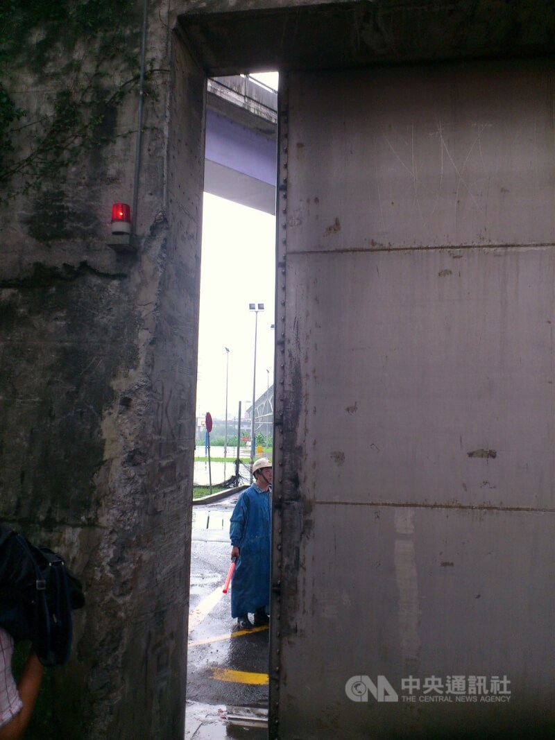 圖為2012年6月新北市防範颱風泰利管制河岸水門。（中央社檔案照片）