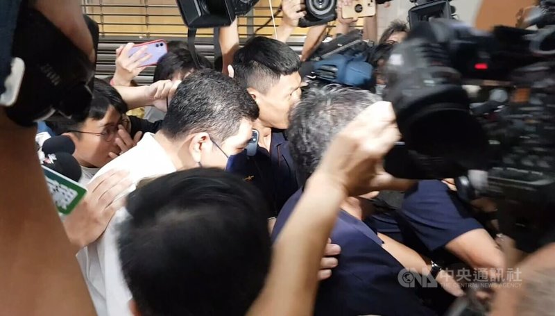 NONO(陳宣裕)(左後排2白衣男子)被控性騷擾、性侵、性侵未遂、強制猥褻、性侵未成年少女等罪,台北地檢署簽分他字案偵辦,並於2日指揮台北市警局婦幼警察隊約談NONO說明,NONO在大批媒體包圍下步入北檢。中央社記者謝幸恩攝 112年8月2日