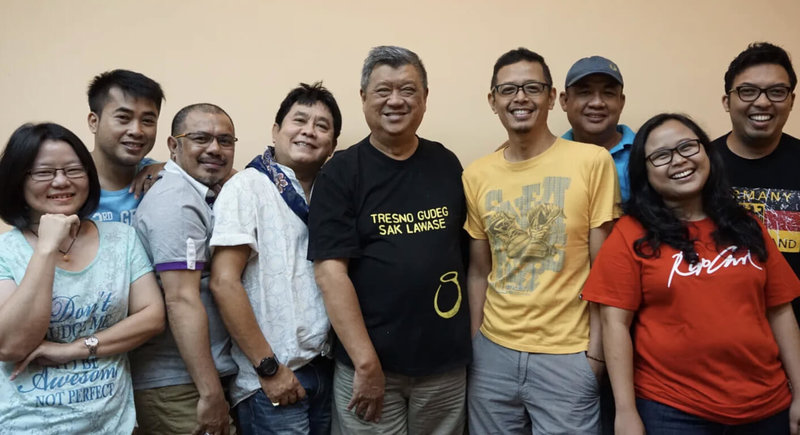印尼同志人權組織GAYa NUSANTARA成立於1987年，成員約有30人，有9成的年紀都在40歲以上，現在正招募更多年輕成員，創辦人温忠孝（Dede Oetomo）（中）表示，將致力於教導年輕人如何爭取同志平權。（温忠孝提供）中央社記者李宗憲雅加達傳真  112年8月2日