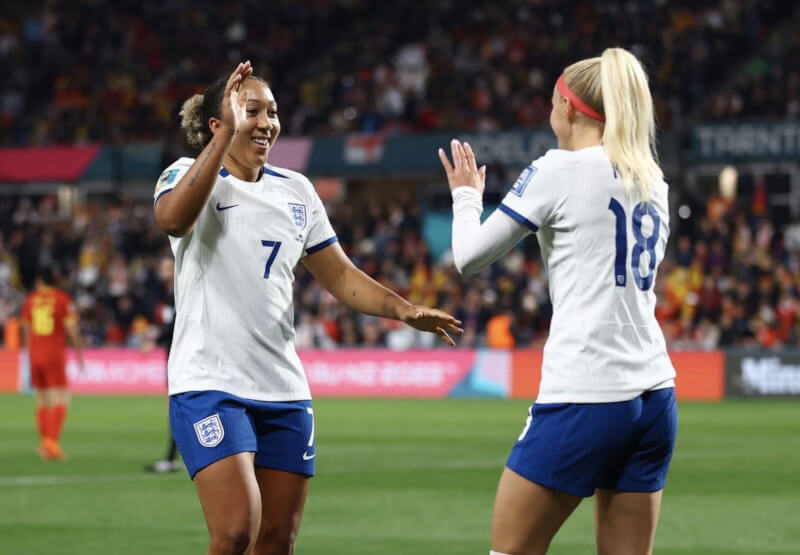 世界盃女子足球賽1日進行D組最後一輪賽事，英格蘭以6比1淘汰中國，輕鬆闖進16強。（路透社）