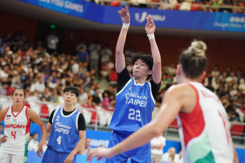 成都世大運女籃8月1日進行8強賽事，台灣女籃以75比72擊敗匈牙利，闖進4強。（大專體總）