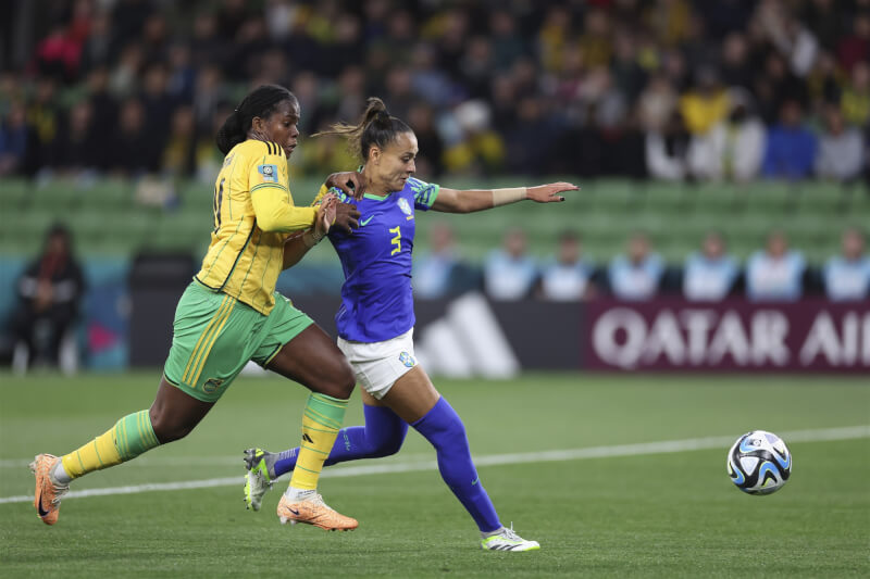 牙買加女足隊（黃衣）2日在世界盃F組小組賽以0比0與巴西踢平，最終積分名列小組第2，與法國攜手晉級16強。（美聯社）
