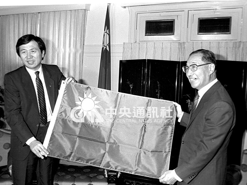 王贛駿（左）將上太空的國旗獻給行政院長俞國華（右）。（中央社檔案照片）