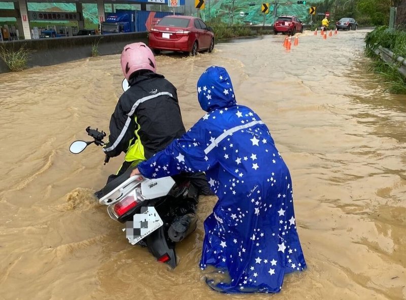 新竹縣寶山鄉一處道路2日上午因大雨水勢宣洩不及導致積水，路面宛如一條小河，有機車騎士欲強行通過卻拋錨摔倒。（民眾提供）中央社記者魯鋼駿傳真  112年8月3日