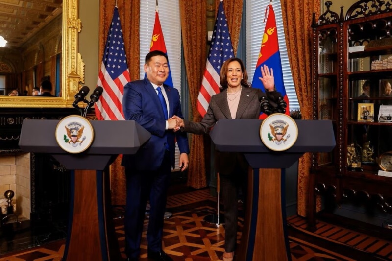 美國與蒙古國今天在華府舉行會議，美國副總統賀錦麗（右）與蒙古國總理奧允額爾登（左）宣布，雙方將簽署「開放天空」民航協議。（路透社）