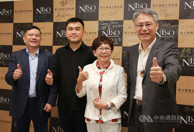 台灣民主先行者紀念音樂會8、9日將分別在高雄、台中舉辦,邀請台灣青年指揮廖元宏(左2)指揮國立台灣交響樂團演出,主辦單位、高雄市望春風文化藝術基金會董事長陳秀麗(右2)、蕭泰然文教基金會董事長許英昌(左)及國台交團長劉玄詠(右)3日邀請民眾共襄盛舉。中央社記者蘇木春攝 112年8月3日