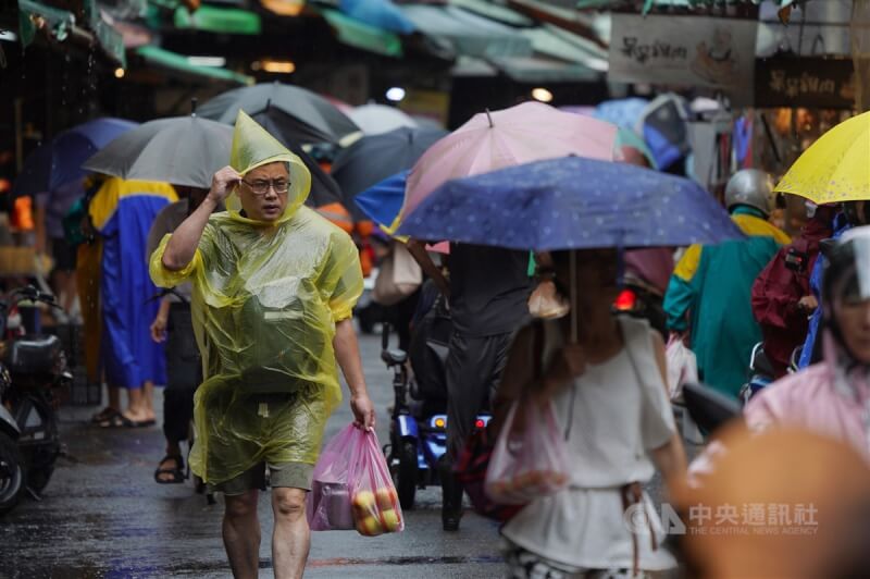 颱風卡努來襲，不少民眾3日上午冒風雨到北投市場採買蔬果。中央社記者徐肇昌攝 112年8月3日