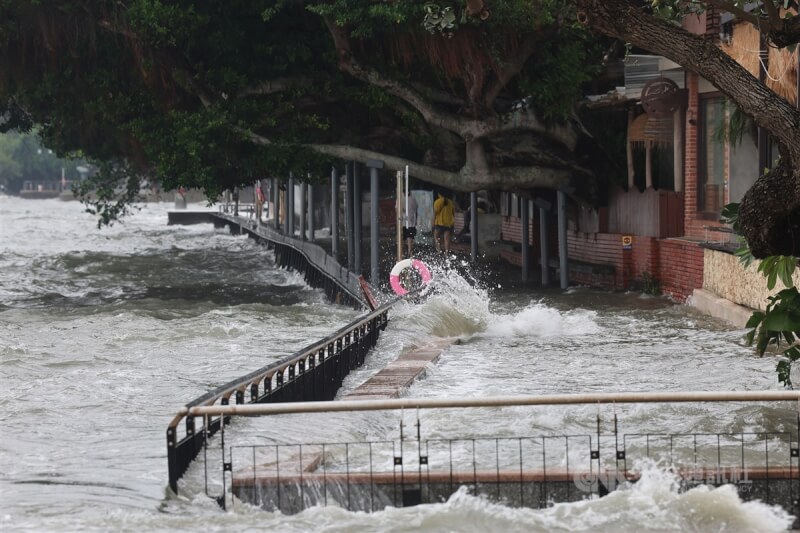 中央氣象局表示，預估颱風卡努離台灣較近的時間點將是3日深夜至4日凌晨，靠近的過程中風雨都會逐漸增加。圖為新北市淡水老街，3日上午河水滿溢到路面上。中央社記者趙世勳攝 112年8月3日