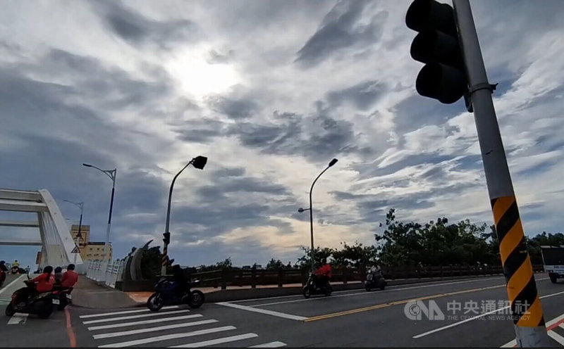 受颱風卡努外圍環流沉降影響，台東市區3日清晨5時許開始吹焚風，清晨6時32分溫度飆高至攝氏36.3度。中央社記者盧太城台東攝  112年8月3日