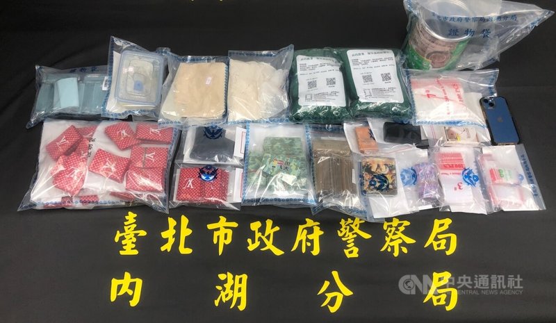 台北市警方3日宣布破獲製毒集團，有天道盟背景的劉姓男子與竹聯幫明仁會背景的張姓男子等人涉嫌以汽車修理廠作掩護，在工廠內製造混合型毒品咖啡包，並把製毒原料及工具藏放在住家地下室車庫，警方詢後將劉男等4人送辦。（翻攝畫面）中央社記者劉建邦傳真  112年8月3日