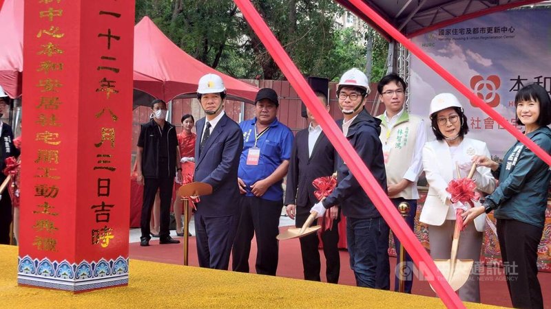 國家住宅及都市更新中心3日上午在高雄市三民區舉行「本和安居」社會住宅開工典禮，副總統賴清德（前排左1）、高雄市長陳其邁（前排左2）及高雄市議長康裕成（右2）等人出席。中央社記者蔡孟妤攝  112年8月3日