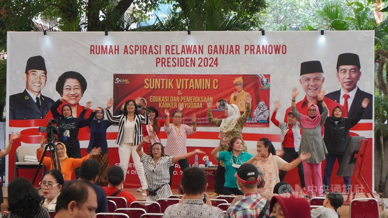 印尼2024年2月將舉行總統大選。圖為執政黨民主奮鬥黨（PDIP）黨提名的總統參選人甘查爾（Ganjar Pranowo）在雅加達的競選活動，支持者在台上表演。中央社記者李宗憲雅加達攝  112年8月3日
