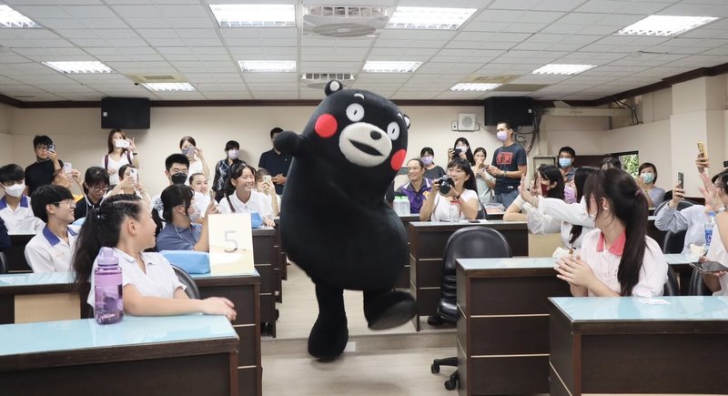 日本熊本縣青少年大使團再訪高雄，3日與中山國中、漢民國小與小港高中3校師生交流，現場在熊本熊出場帶動跳達到高潮。（高雄市教育局提供）中央社記者林巧璉傳真  112年8月3日