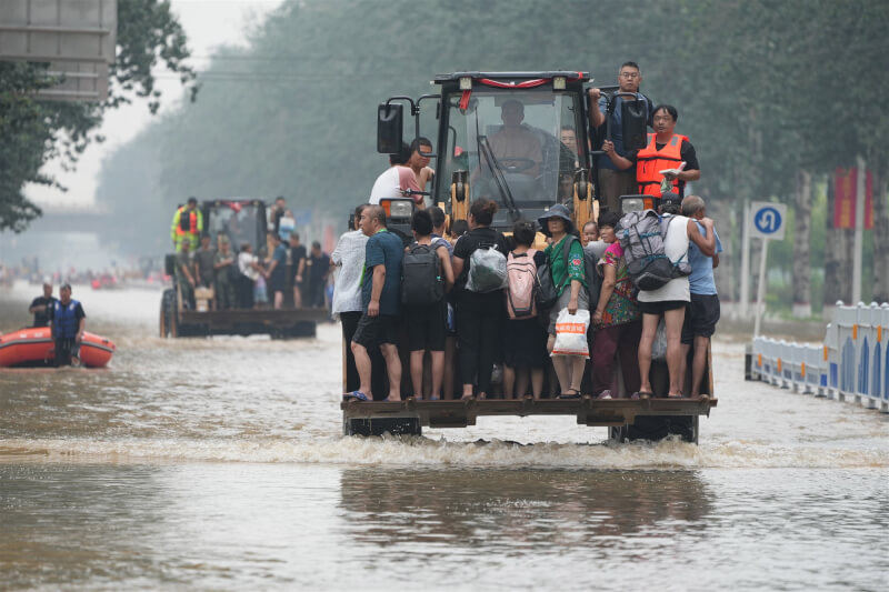 受颱風杜蘇芮影響，河北洪災嚴重。圖為河北省涿州市災民搭車轉移。（中新社）
