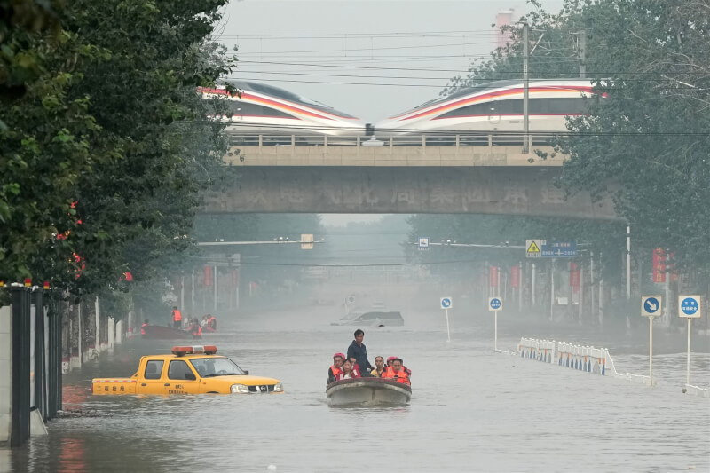河北涿州受暴雨侵襲，民眾2日乘坐船隻撤離。（中新社）