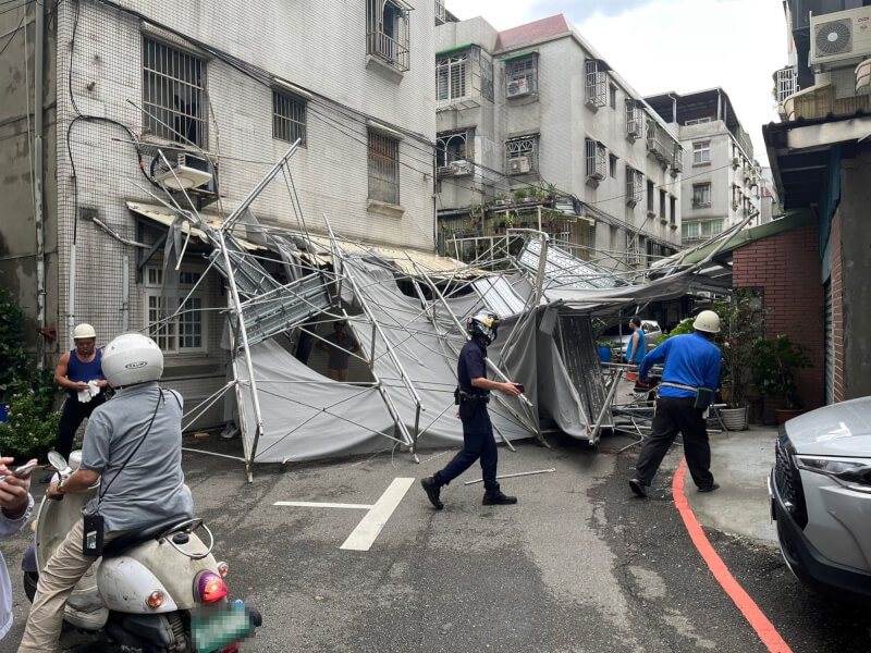 颱風卡努逼近，新北市新莊區24層樓高工地頂樓鷹架3日遭強風吹落，市府表示，無人受傷，目前已勒令停工。（翻攝照片）中央社記者高華謙傳真 112年8月3日