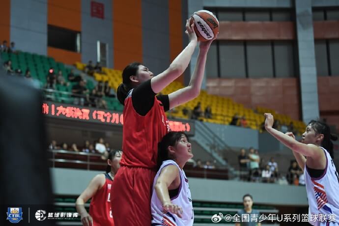中國U17青少年籃球聯賽女子組2日舉行決賽，山東女籃（紅衣隊）7戰全勝卻僅獲亞軍。（圖取自全國青少年U系列籃球聯賽微博網頁weibo.com）